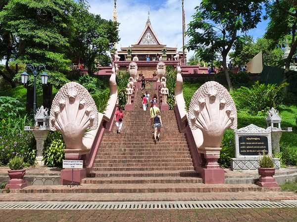 Viếng thăm Wat Phnom linh thiêng bậc nhất ở Campuchia | địa điểm du lịch