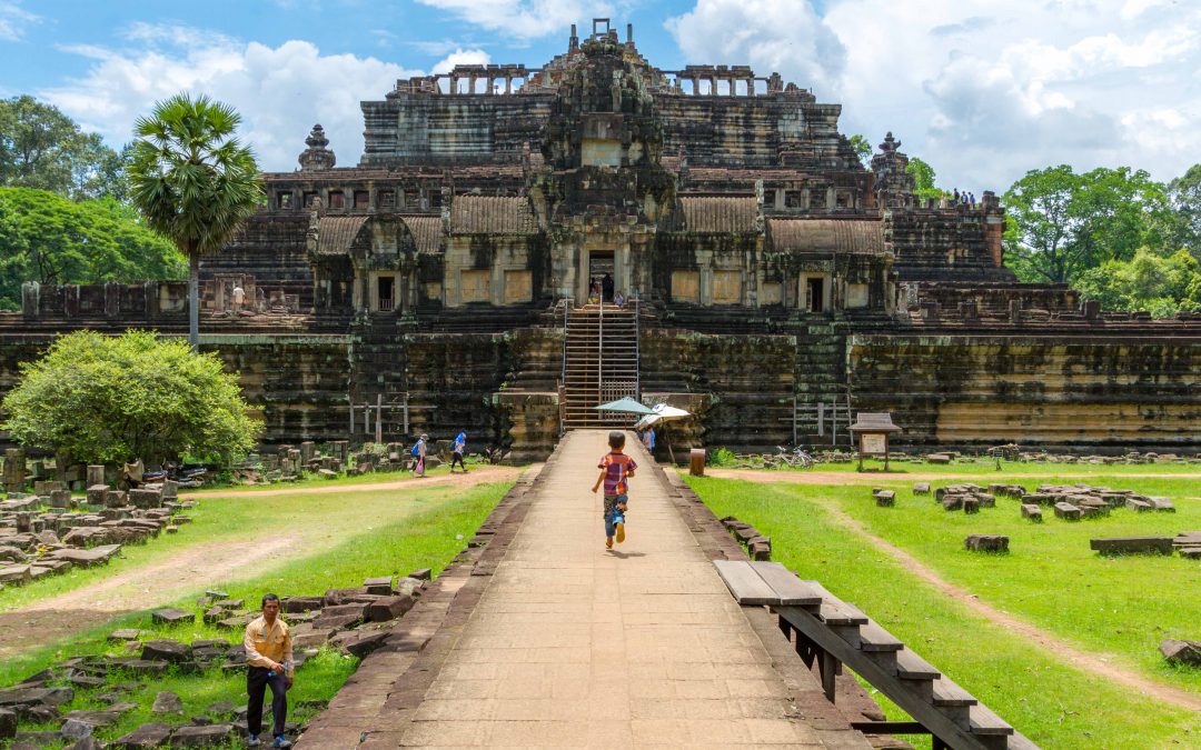 Lenh Cam An Uong Tren Bai Co Quanh Khu Vuc Angkor Wat 2